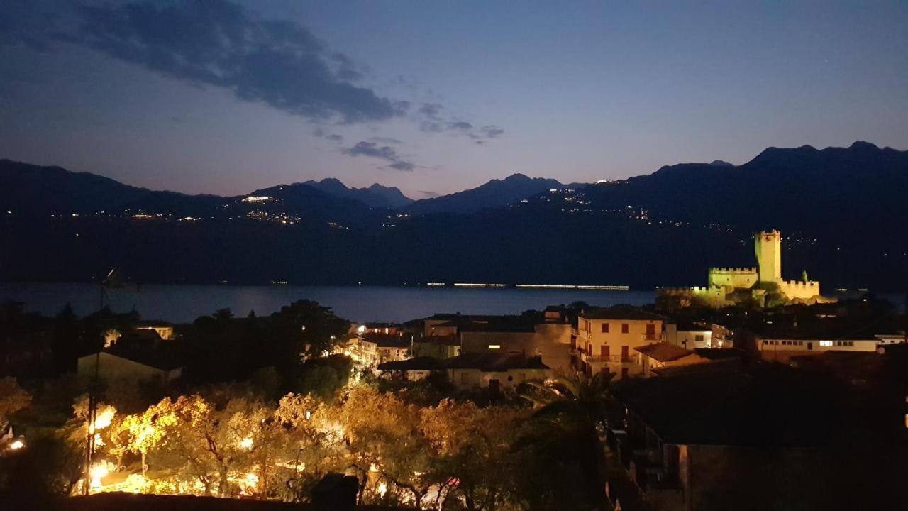 Blue Sky Garda - Sunset Apartment Malcesine Bagian luar foto